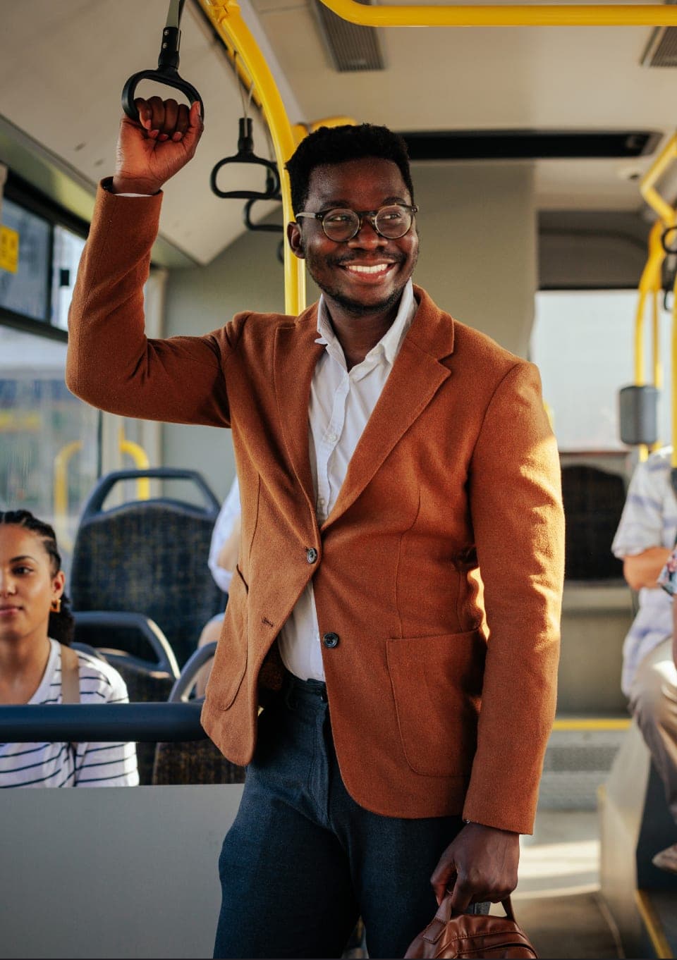 Voyageur souriant à bord d'un bus Yana'BUS