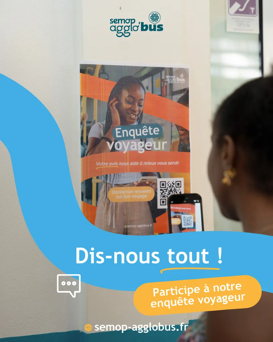Une voyageuse photographie le code QR d’une affiche « Enquête voyageur » : « Dis-nous tout ! Participe à notre enquête voyageur ».