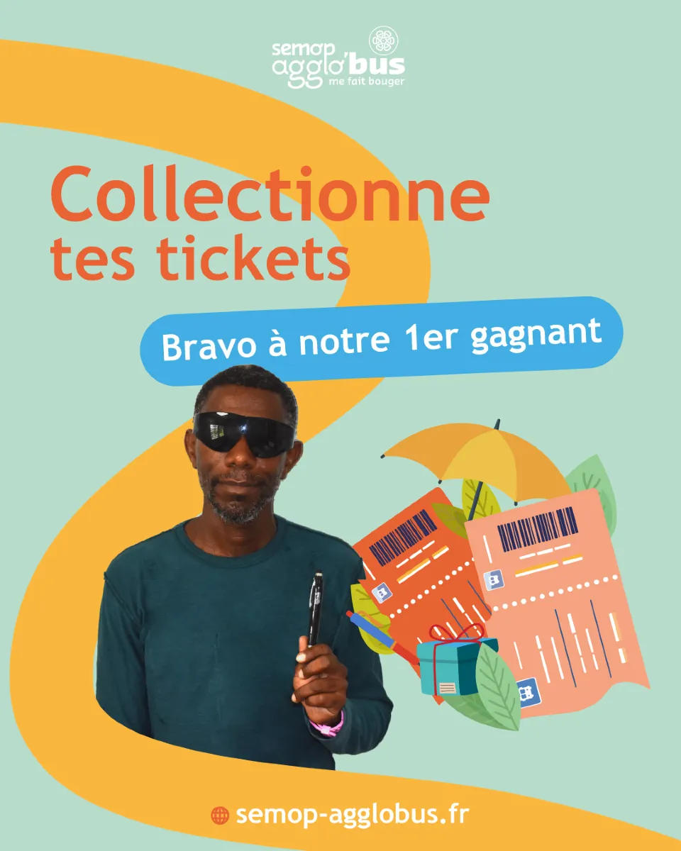 Le premier gagnant de l’opération « Collectionne tes tickets » pose avec son stylo USB.
