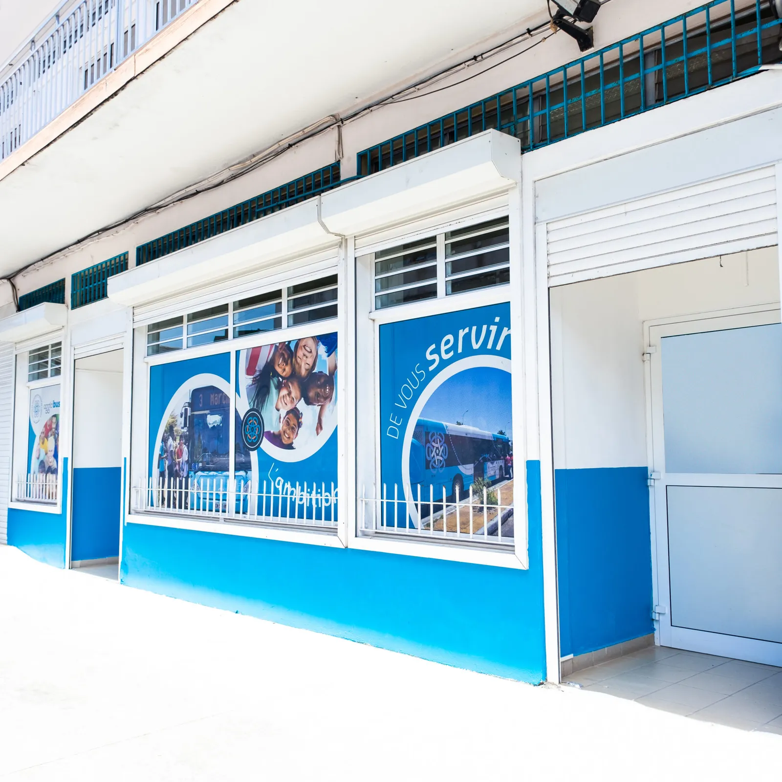 Façade bleue et blanche de l’agence commerciale de Cayenne centre, rue Malouet, avec ses vitrines décorées.